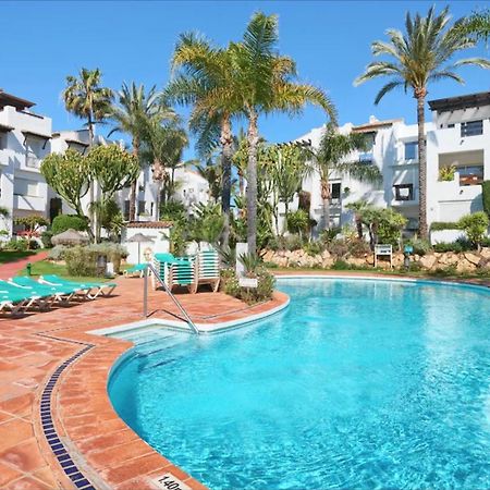 Exceptional Beachfront Complex With Pool In Costalita, Estepona Bagian luar foto