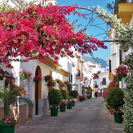 Exceptional Beachfront Complex With Pool In Costalita, Estepona Bagian luar foto