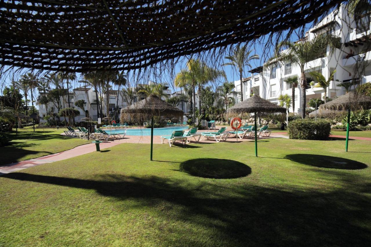 Exceptional Beachfront Complex With Pool In Costalita, Estepona Bagian luar foto