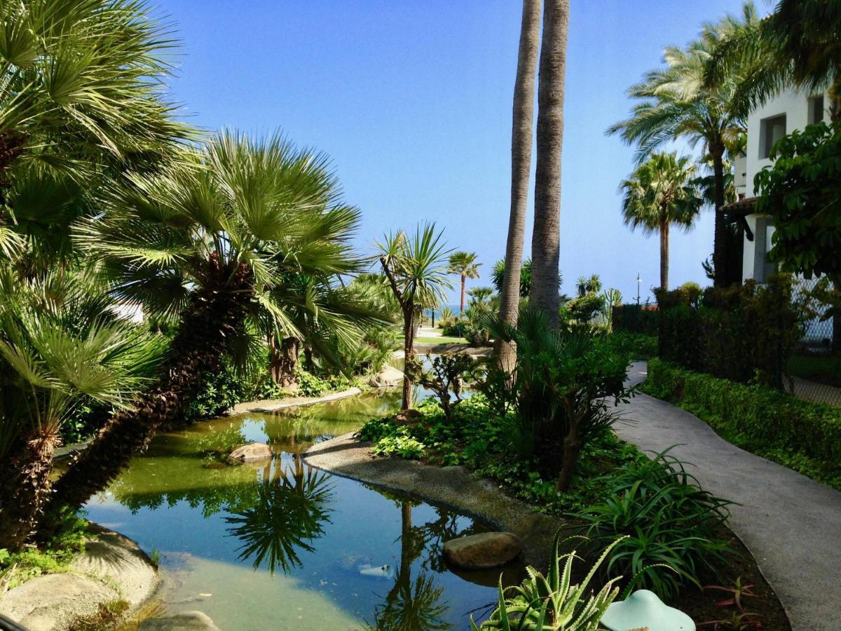 Exceptional Beachfront Complex With Pool In Costalita, Estepona Bagian luar foto
